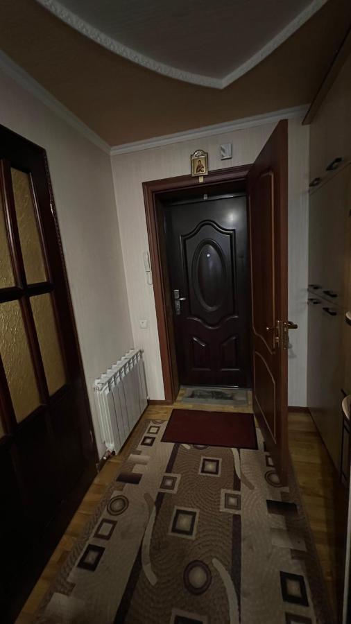 Просторі Та Комфортні Апартаменти «Д.І.М.» คาเมียเนตส์-โปดิลสกี ภายนอก รูปภาพ