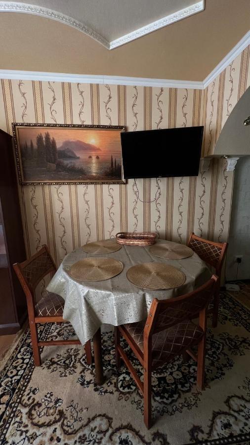 Просторі Та Комфортні Апартаменти «Д.І.М.» คาเมียเนตส์-โปดิลสกี ภายนอก รูปภาพ